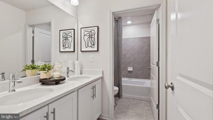 Bathroom, Dual Sink Vanities, Interior, Recessed Lighting