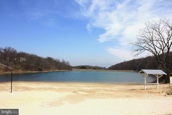 Exterior, Lake