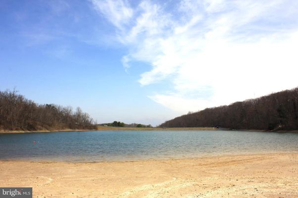 Exterior, Lake