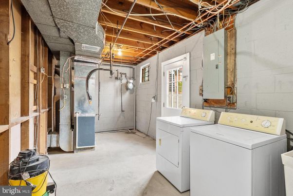 Interior, Washer, Wooden Beams