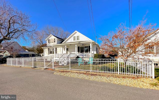 Exterior, Facade, Queen Anne Victorian