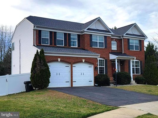 Attached, Exterior, Facade, Brick Facade, Georgian