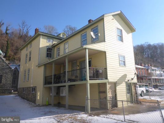 Exterior, Facade, Modern