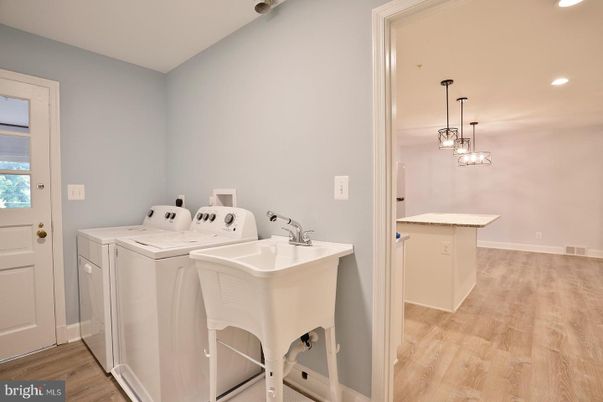 Interior, Pendant Lights, Recessed Lighting, Washer, Wood Texture Flooring