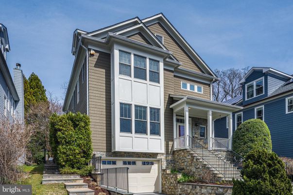 Attached, Exterior, Facade, Queen Anne Victorian