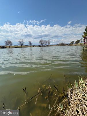 Exterior, Lake
