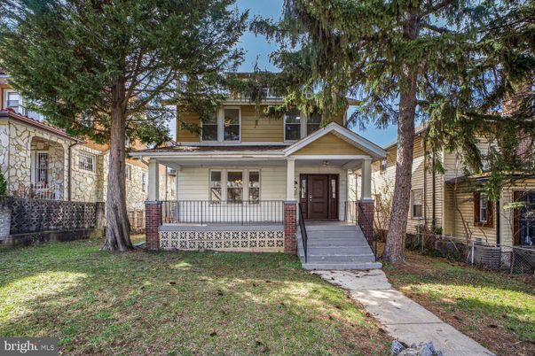 Exterior, Facade, American Foursquare