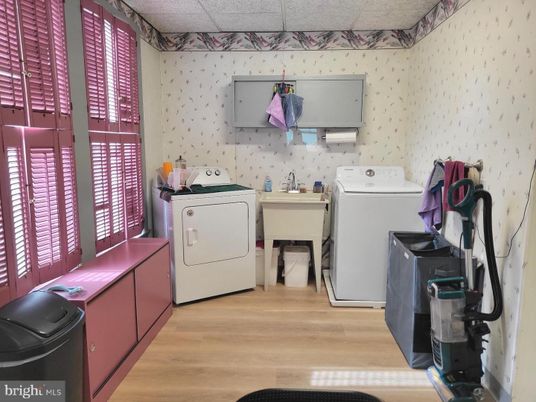 Interior, Washer, Wood Texture Flooring