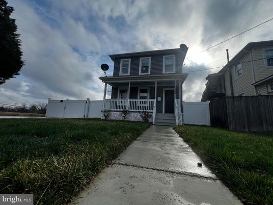 Exterior, Facade, American Foursquare