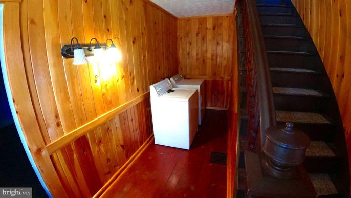 Interior, Washer, Wood Texture Flooring, Wooden Walls