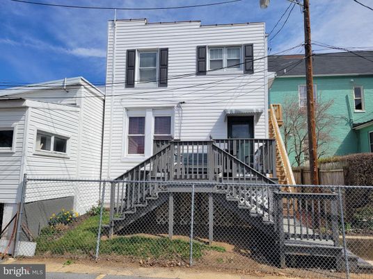 Exterior, Facade, Rowhouse