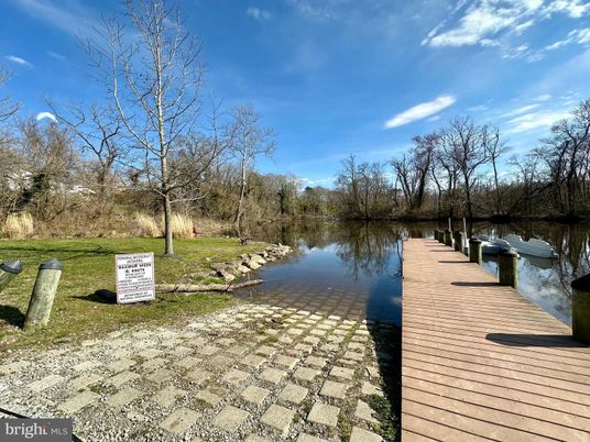 Exterior, Lake