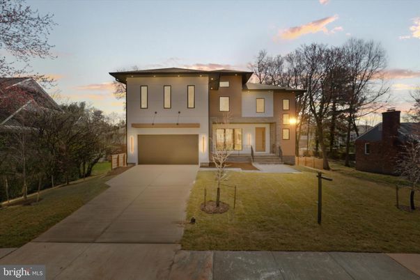 Attached, Exterior, Facade, Modern