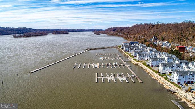 Exterior, Lake