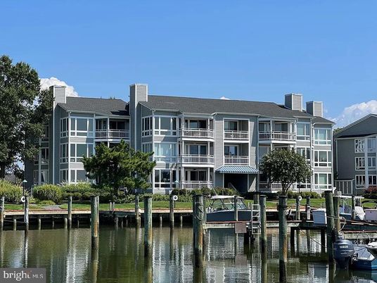 Exterior, Lake