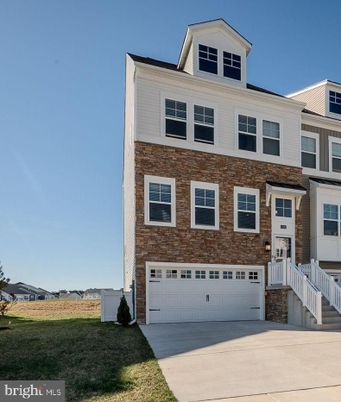 Attached, Exterior, Facade, Rowhouse