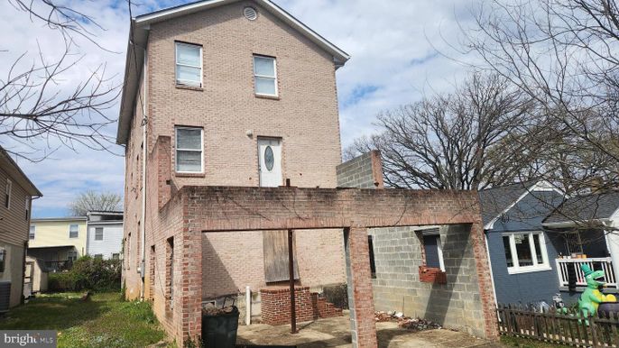 Exterior, Facade, Brick Facade, Rowhouse