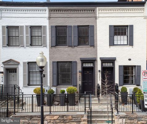 Exterior, Facade, Rowhouse