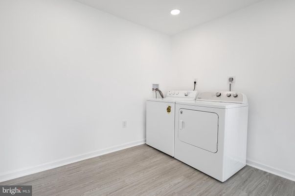 Interior, Recessed Lighting, Washer, Wood Texture Flooring