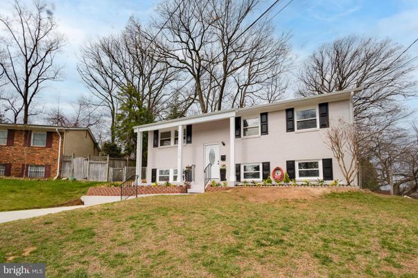 Backyard, Exterior, Facade, Raised Ranch