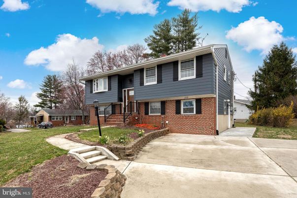 Exterior, Facade, Brick Facade, Raised Ranch