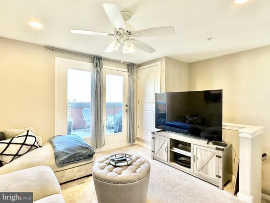Interior, Living room, Recessed Lighting, Water
