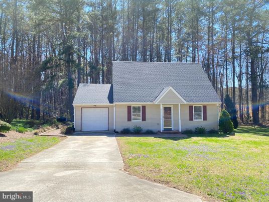 Attached, Exterior, Facade, Cape Cod