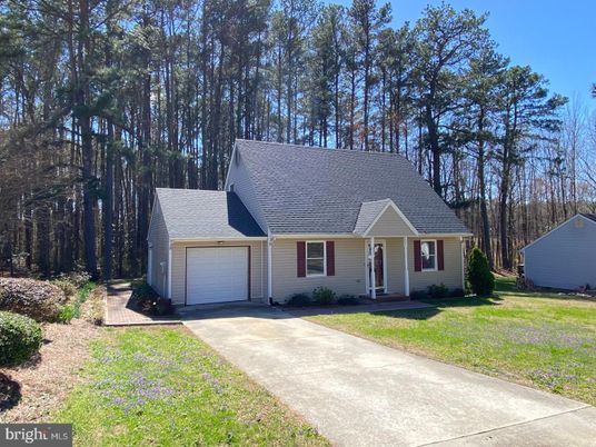 Attached, Exterior, Facade, Cape Cod