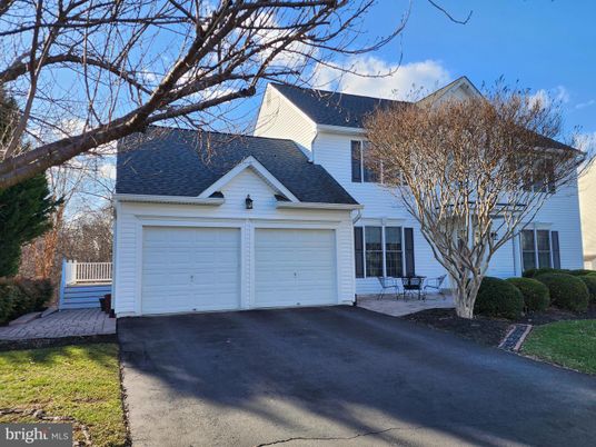 Attached, Exterior, Facade, Cape Cod