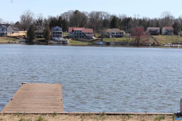 Exterior, Lake