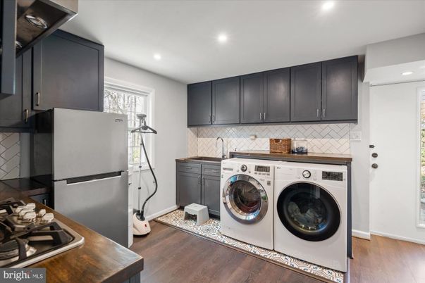 Interior, Recessed Lighting, Washer, Wood Texture Flooring