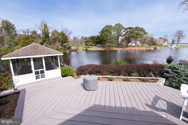 Exterior, Lake