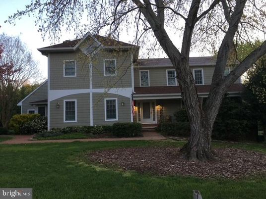 Exterior, Facade, Split Level