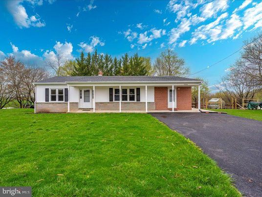 Backyard, Exterior, Facade, Brick Facade, Ranch