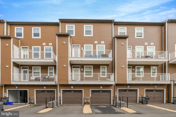 Attached, Exterior, Facade, Rowhouse