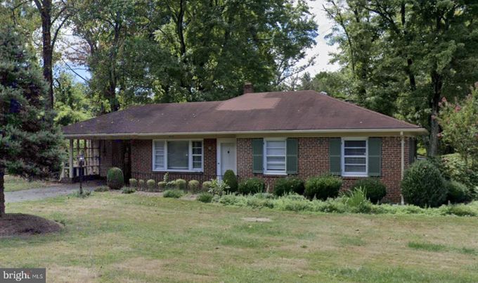 Exterior, Facade, Brick Facade, Ranch