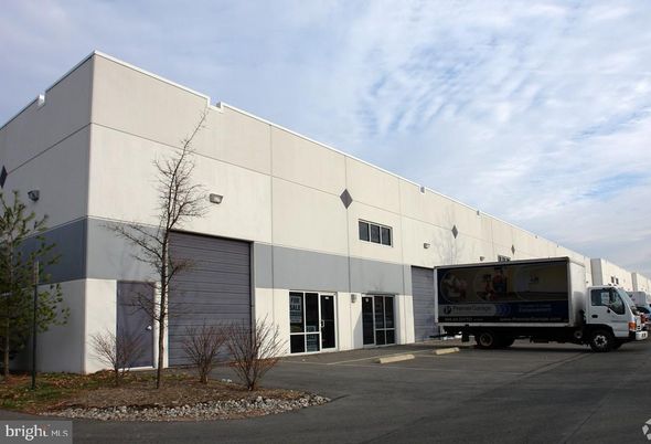 Exterior, Facade, Modern