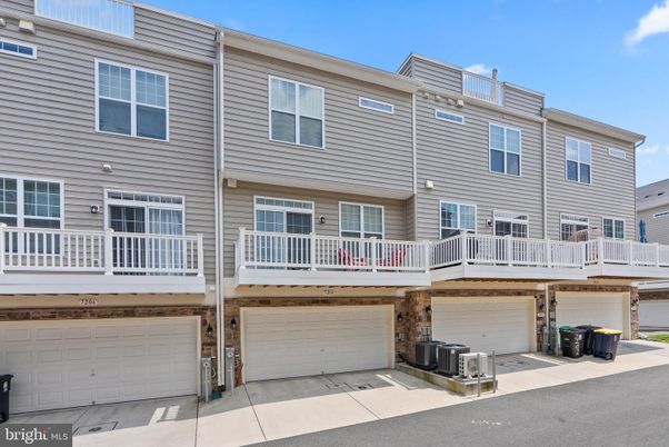 Attached, Exterior, Facade, Rowhouse