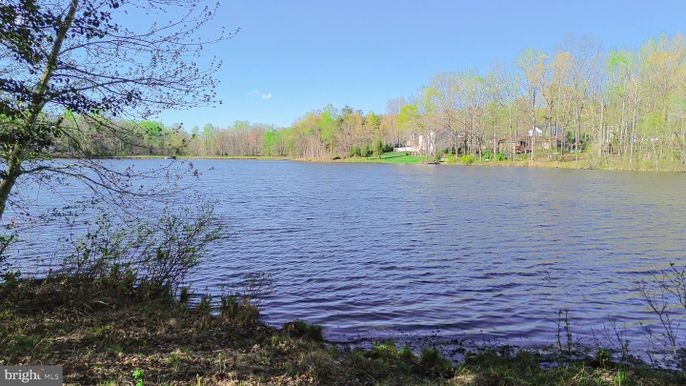 Exterior, Lake
