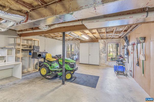Fitness Equipment, Garage, Interior, Wooden Beams