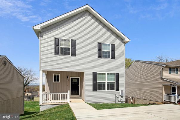 Exterior, Facade, Farmhouse