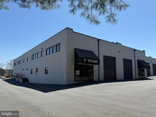 Attached, Exterior, Facade, Modern