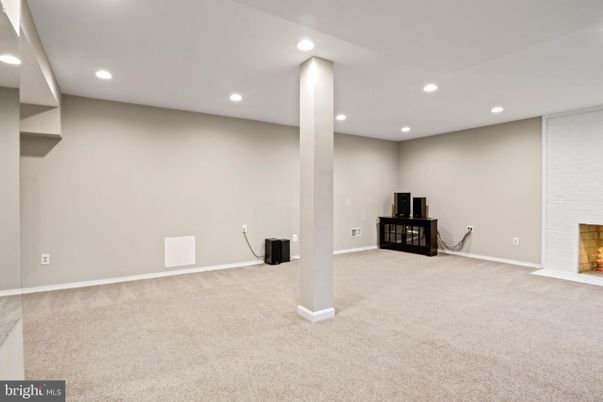 Empty room, Interior, Recessed Lighting
