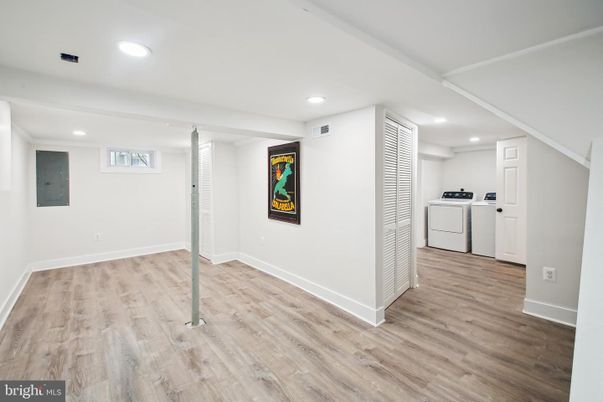 Interior, Recessed Lighting, Washer, Wood Texture Flooring