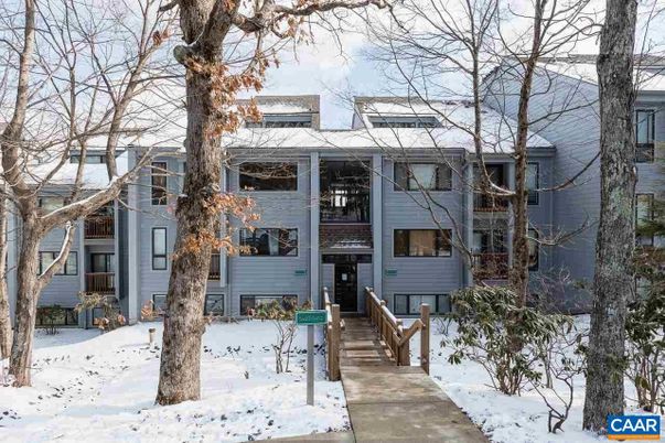 Exterior, Facade, Raised Ranch