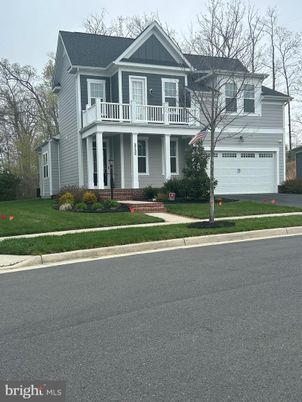 Attached, Exterior, Facade, Farmhouse
