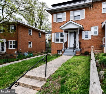 Exterior, Facade, Brick Facade, Georgian