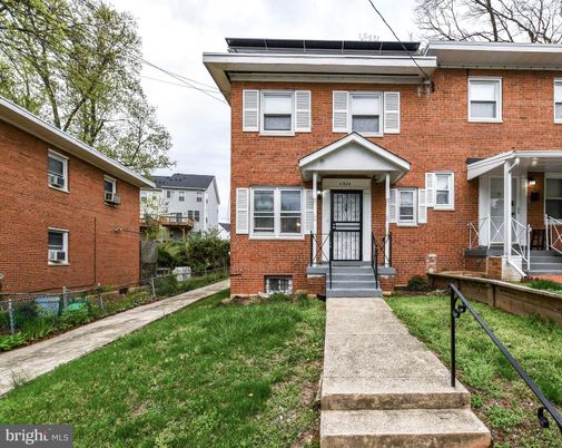 Exterior, Facade, Brick Facade, American Foursquare