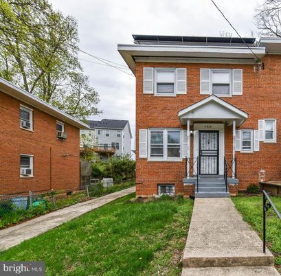 Exterior, Facade, Brick Facade, American Foursquare