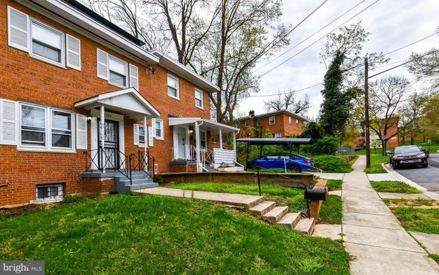 Exterior, Facade, Brick Facade, American Foursquare